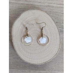 Boucle d’oreille petite fleur blanche