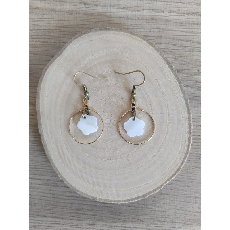 Boucle d’oreille petite fleur blanche