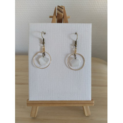 Boucle d’oreille dorée et florale