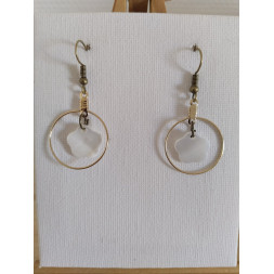 Boucle d’oreille fleur blanche et or
