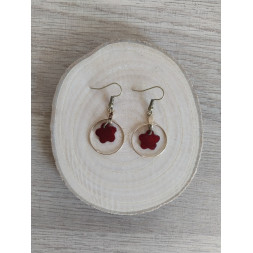 Boucle d’oreille petite fleur bordeaux
