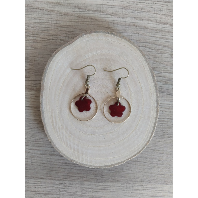 Boucle d’oreille petite fleur bordeaux