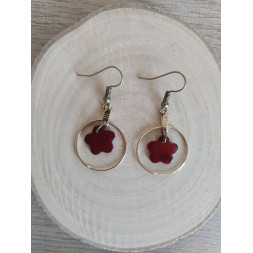 Boucle d’oreille dorée et florale
