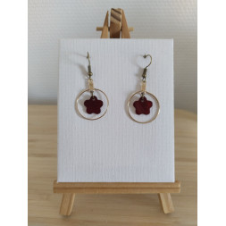 Boucle d’oreille cercle dorée et fleur bordeaux