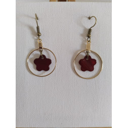Boucle d’oreille fleur bordeaux