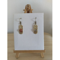 Boucle d’oreille dorée et asymétrique