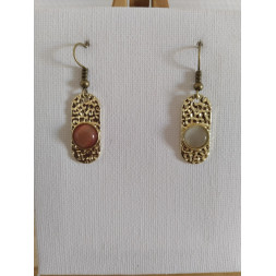Boucle d’oreille dorée et martelée