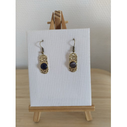 Boucle d’oreille dorée avec un cabochon
