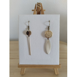Boucle d’oreille dorée et asymétrique