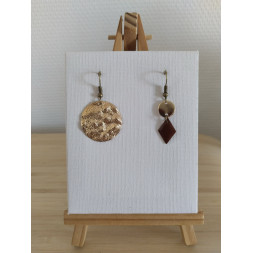 Boucle d’oreille asymétrique dorée