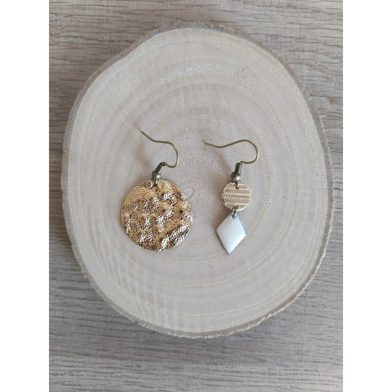 Boucle d’oreille asymétrique dorée et blanche