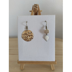 Boucle d’oreille dorée et blanche