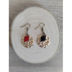 Boucle d’oreille en asymétrie dorée et rouge noir