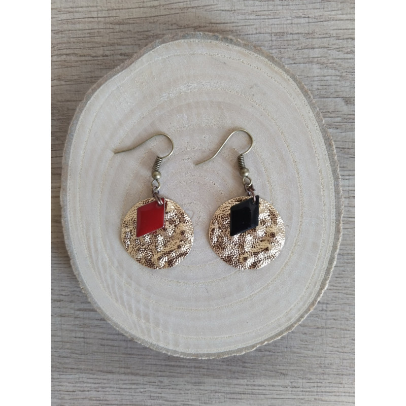 Boucle d’oreille en asymétrie dorée et rouge noir