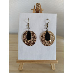 Boucle d’oreille martelée et goutte noire