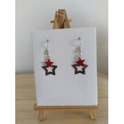 Boucle d’oreille étoile argentée et petite étoile rouge