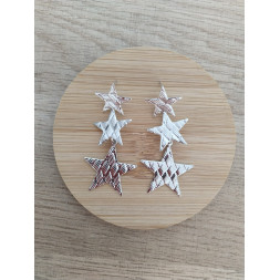 Boucle d’oreille argentée et étoilée
