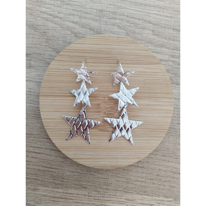 Boucle d’oreille argentée et étoilée