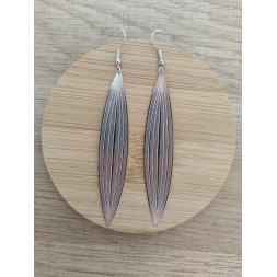 Boucle d’oreille feuille allongée argentée