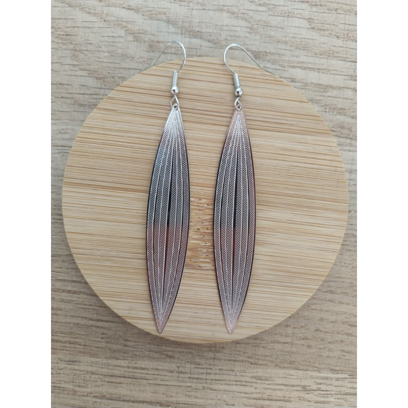 Boucle d’oreille feuille allongée argentée