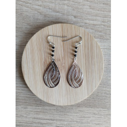 Boucle d’oreille argentée en goutte