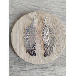 Boucle d’oreille plume argentée