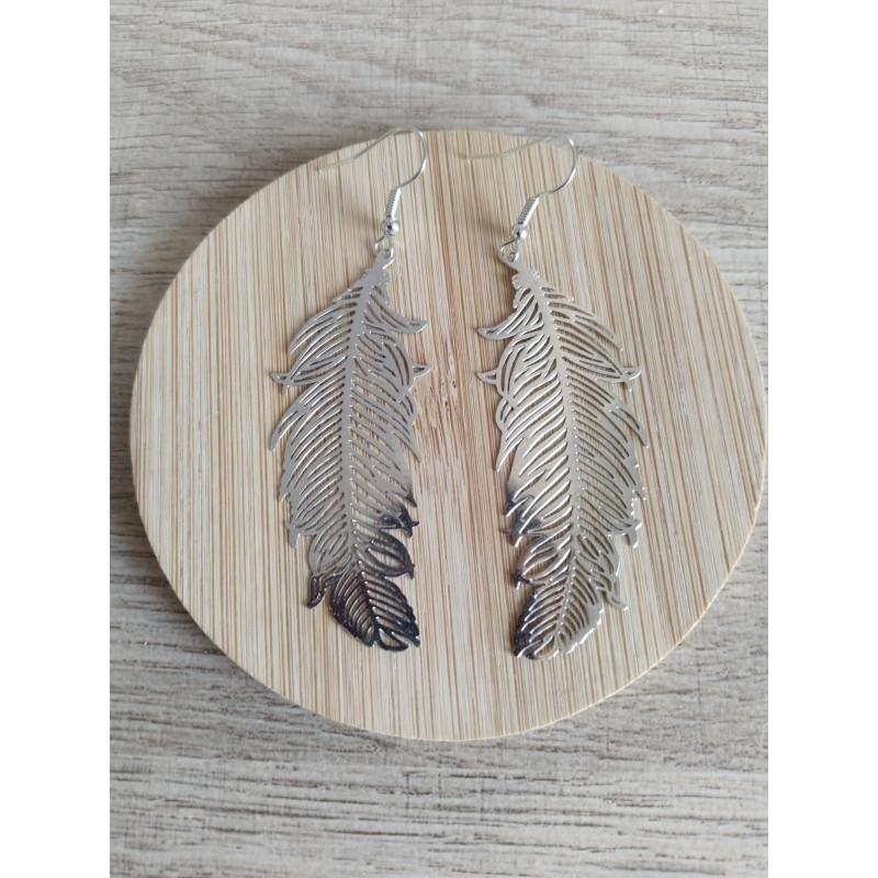 Boucle d’oreille plume argentée