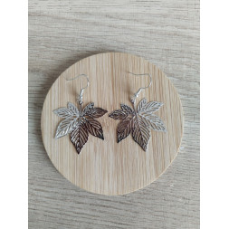 Boucle d’oreille feuille argentée