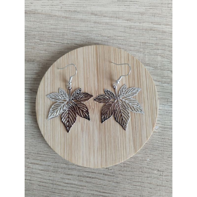Boucle d’oreille feuille argentée