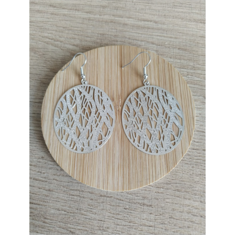 Boucle d’oreille argentée et pailletée