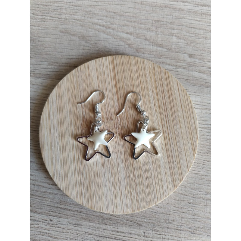 Boucle d’oreille étoilée et argentée
