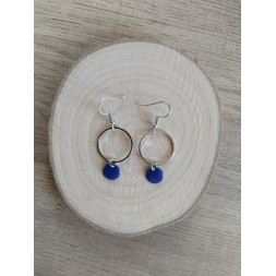 Boucle d’oreille argentée et bleue