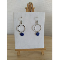 Boucle d’oreille ronde argentée et bleue