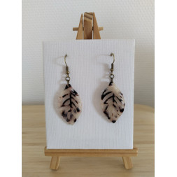 Boucle d’oreille feuille marron