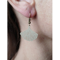 Boucle d’oreille feuille beige