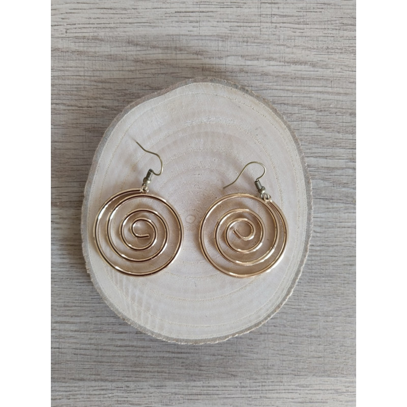 Boucle d’oreille spirale dorée