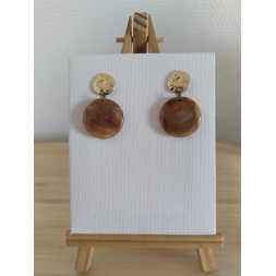 Boucle d’oreille dorée et en pierre