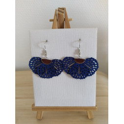 Boucle d’oreille feuille en daim