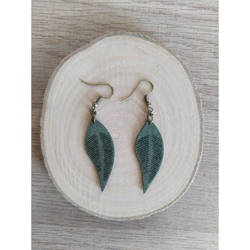 Boucle d’oreille feuille en daim kaki