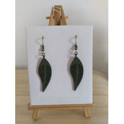 Boucle d’oreille feuille en daim