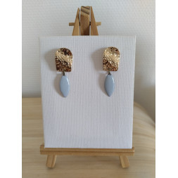 Boucle d’oreille dorée martelée