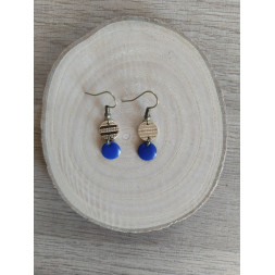 Boucle d’oreille dorée et bleue