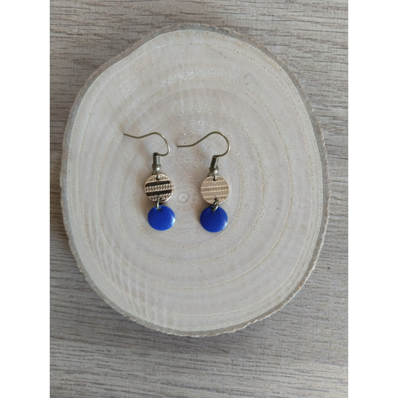 Boucle d’oreille dorée et bleue