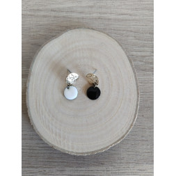 boucle d’oreille pastille blanche et noire