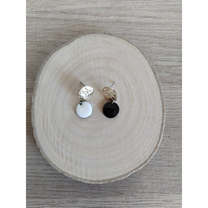 boucle d’oreille pastille blanche et noire
