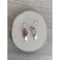 Boucle d’oreille dorée et blanche