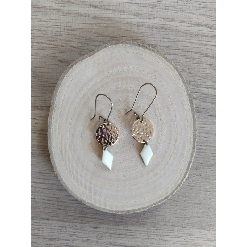 Boucle d’oreille dorée et blanche