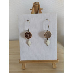 Boucle d’oreille moderne dorée