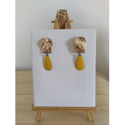 Boucle d’oreille dorée et jaune