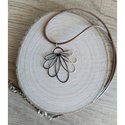 Collier en fleur ajourée